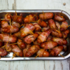 Pin: Bacon vafðar kokteil pylsur með grillpiparsósu