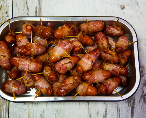 Pin: Bacon vafðar kokteil pylsur með grillpiparsósu